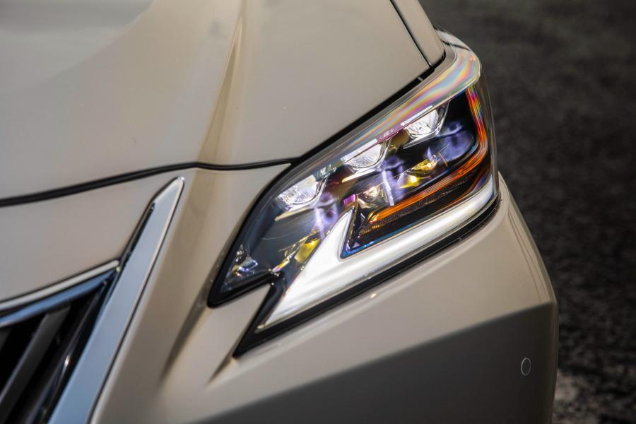 Детали экстерьера Lexus ES300h 2018 года  (WW) (фото 12 из 71)